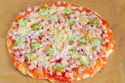 Пицца с колбасой и огурцами. Шаг 10