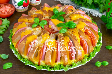 Пирог из батона с колбасой, сыром и помидорами