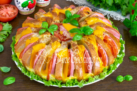 Пирог из батона с колбасой, сыром и помидорами. Шаг 12