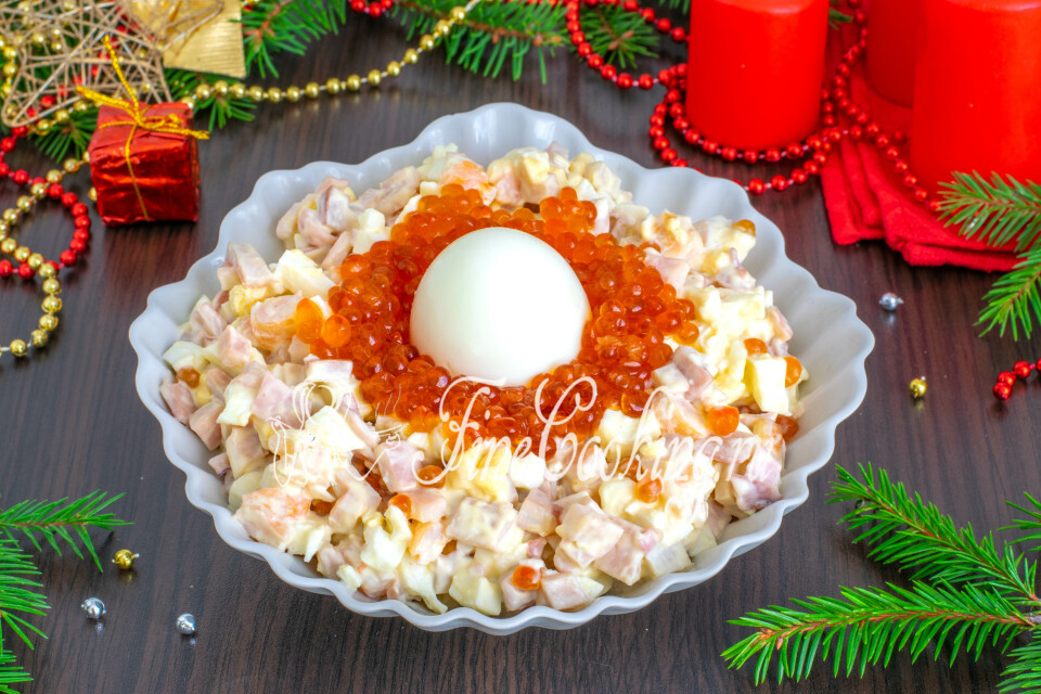 Праздничный салат с креветками, кальмарами и икрой (Морская жемчужина) — готовое блюдо