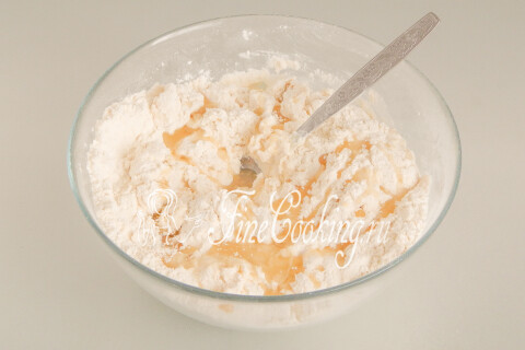 Пышные лепешки на кефире с мясной начинкой в духовке. Шаг 5