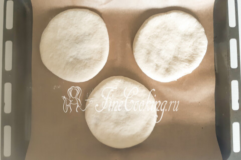 Пышные лепешки на кефире с мясной начинкой в духовке. Шаг 14