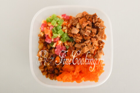 Курага, инжир и цукаты, нарезанные небольшими кубиками