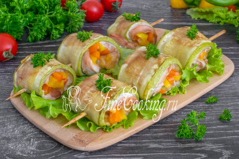 Готовое блюдо: Рулетики из кабачков с курицей, сыром и овощами