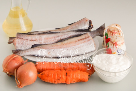 Рыба с луком, морковью и сметаной в мультиварке. Шаг 1