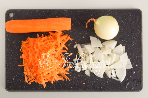 Рыба (минтай) с луком, морковью и сметаной в мультиварке. Шаг 2