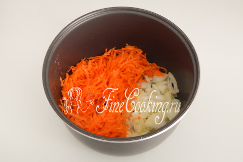 Рыба с луком, морковью и сметаной в мультиварке. Шаг 3