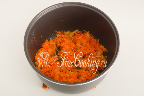 Рыба (минтай) с луком, морковью и сметаной в мультиварке. Шаг 5