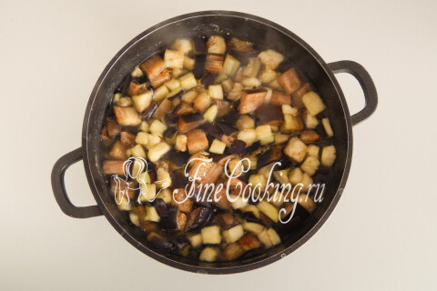 Салат из баклажанов с грибами и луком. Шаг 3