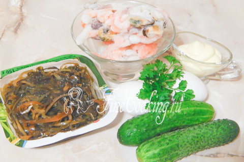 Салат из морской капусты с морепродуктами. Шаг 1