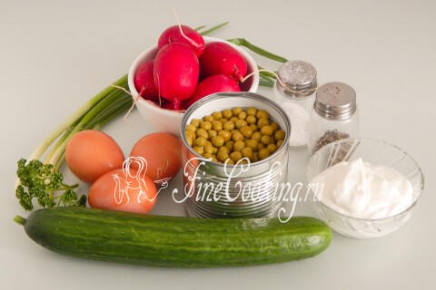 Салат из редиски с горошком, яйцом и огурцом. Шаг 1