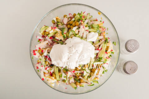 Салат из редиски с горошком, яйцом и огурцом. Шаг 8