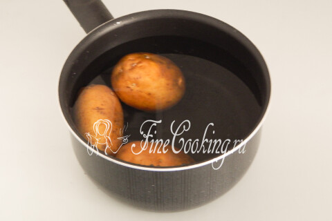 Салат картофельный с солеными огурцами и яйцами. Шаг 2