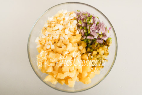Салат картофельный с солеными огурцами и яйцами. Шаг 8