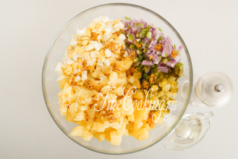 Салат картофельный с солеными огурцами и яйцами. Шаг 9