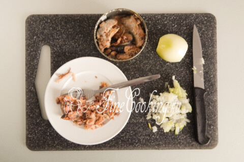 Салат Пасхальный кулич (с рыбными консервами). Шаг 5
