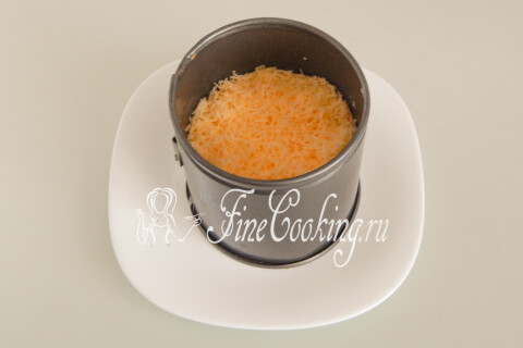 Салат Пасхальный кулич (с рыбными консервами). Шаг 10