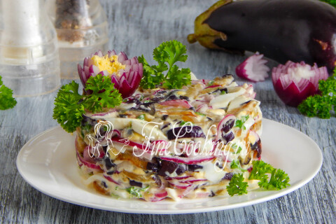Готовое блюдо: Салат с баклажанами, яйцом и маринованным луком