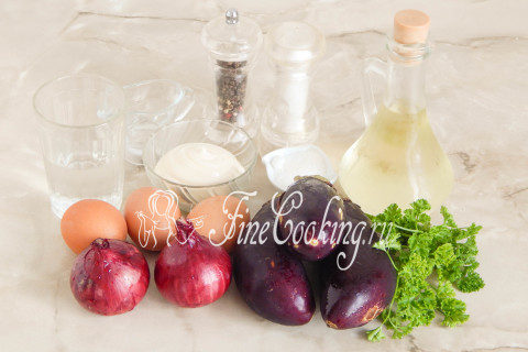 Салат с баклажанами, яйцом и маринованным луком. Шаг 1