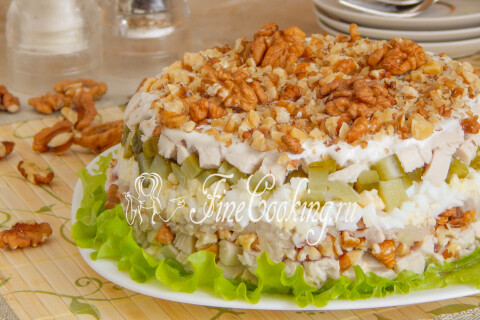 Готовое блюдо: Салат с грецкими орехами и курицей
