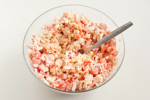 Салат с кальмарами, крабовыми палочками, помидором и яйцом. Шаг 12
