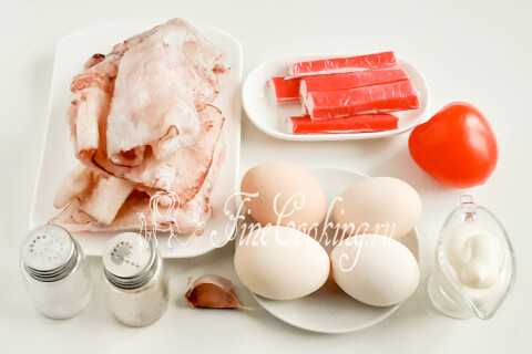Салат с кальмарами, крабовыми палочками, помидором и яйцом. Шаг 1