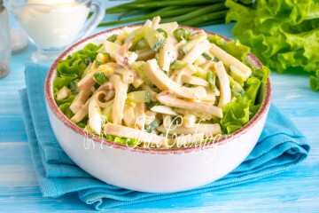Салат с кальмарами, огурцом и яйцом