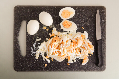 Салат с кальмарами, яйцом и сыром. Шаг 6