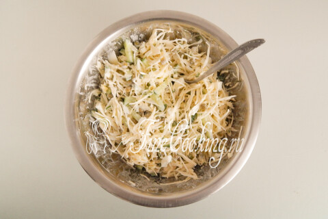 Салат с капустой, горошком, огурцом и яйцами. Шаг 9