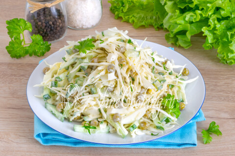 Готовое блюдо: Салат с капустой, горошком, огурцом и яйцами