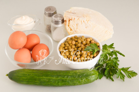 Салат с капустой, горошком, огурцом и яйцами. Шаг 1