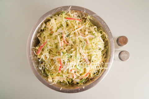Салат с капустой, крабовыми палочками и огурцом. Шаг 8