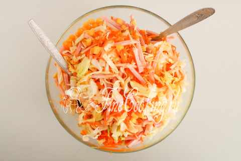 Салат с корейской морковью, кукурузой и ветчиной. Шаг 5