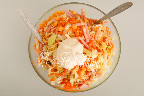 Салат с корейской морковью, кукурузой и ветчиной. Шаг 6