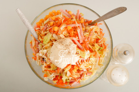 Салат с корейской морковью, кукурузой и ветчиной. Шаг 7