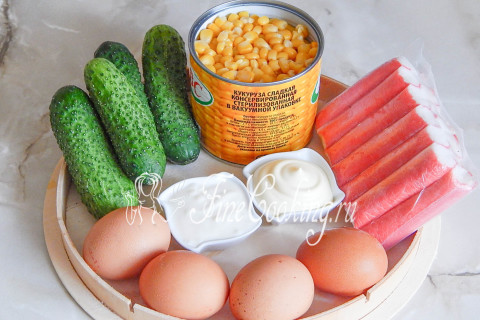 Салат с крабовыми палочками, кукурузой, яйцами и огурцом. Шаг 1