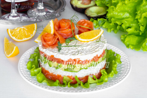 Салат с красной рыбой и авокадо слоями. Шаг 16