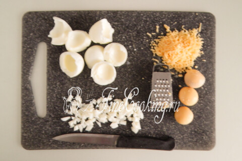 Салат с красной рыбой, огурцом и яйцами. Шаг 5