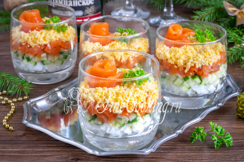 Готовое блюдо: Салат с красной рыбой, огурцом и яйцами