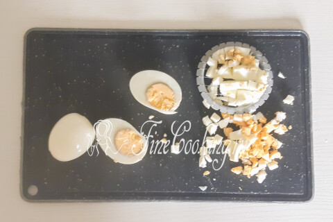 Салат с креветками, кальмарами, огурцом и яйцами. Шаг 13