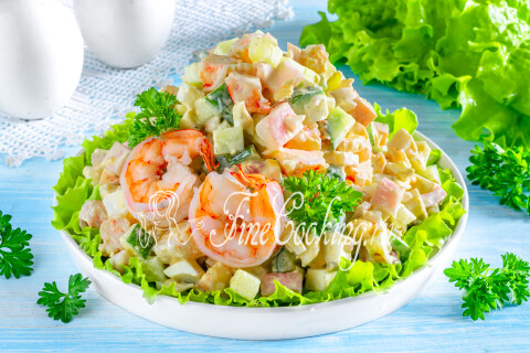 Салат с креветками, кальмарами, огурцом и яйцами. Шаг 16