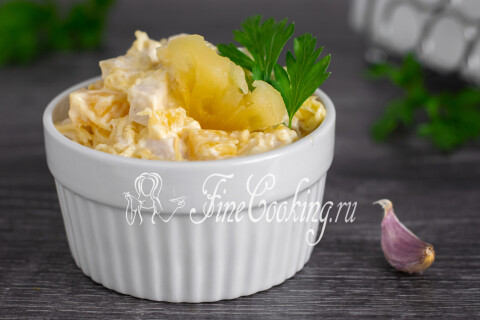 Готовое блюдо: Салат с курицей, ананасами и сыром