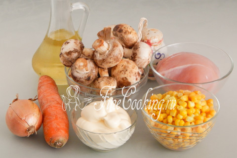 Салат с курицей, грибами и кукурузой. Шаг 1