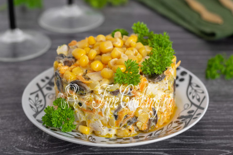 Куриный салат с грибами и сыром