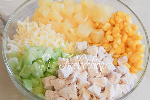 Салат с курицей, ананасами и кукурузой. Шаг 5