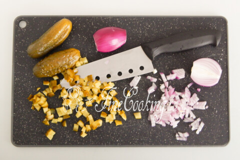 Салат с курицей, огурцами, яйцом и перловкой. Шаг 6