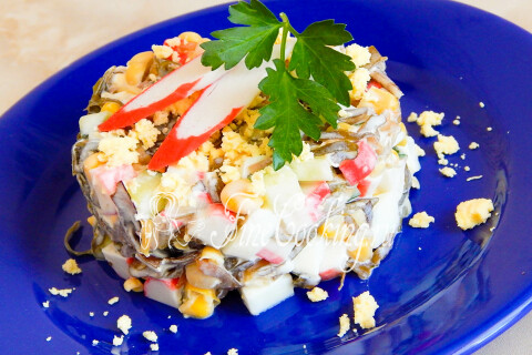 Готовое блюдо: Салат с морской капустой и крабовыми палочками
