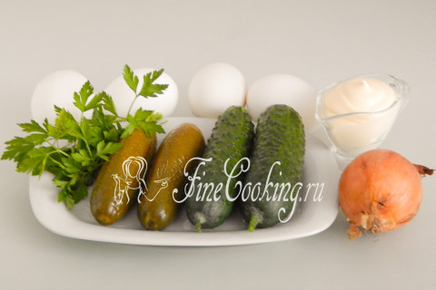 Салат с огурцами и яйцами. Шаг 1