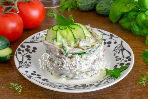 Салат с огурцами и языком. Шаг 11