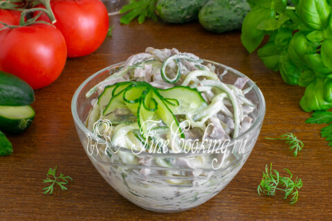 Готовое блюдо: Салат с огурцами и языком
